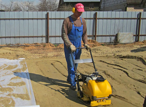 утрамбование грунта виброплитой